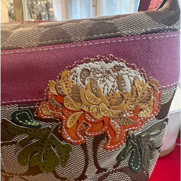 Coach Pochette Japan Exclusive Floral Appliqué bag - Picture 6 of 8